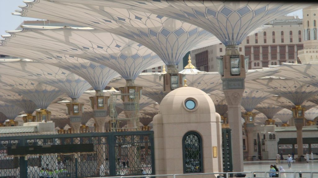 The Prophet's Mosque: A Historic Place of Worship in Medina 3 Prophet's Mosque
