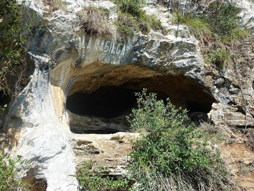 Cueva de La Pasiega: A Paleolithic Cave-Art Site in Spain 1 Cueva de La Pasiega