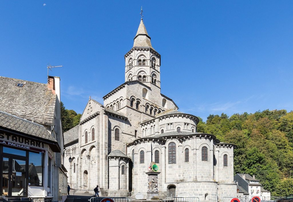 Basilique Notre-Dame d'Orcival: A Romanesque Pilgrimage Basilica in France 1 Basilique Notre-Dame d'Orcival