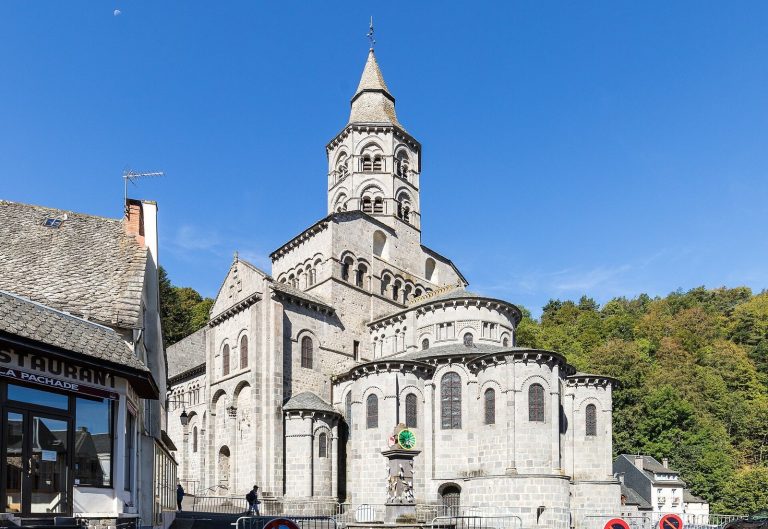 Basilique Notre-Dame d’Orcival: A Romanesque Pilgrimage Basilica in France
