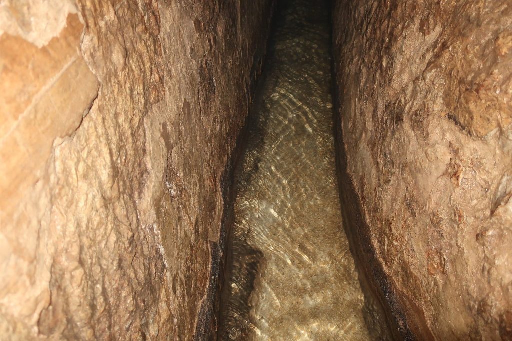 Hezekiah's Tunnel: An Ancient Water Conduit in Jerusalem 2 Hezekiah's Tunnel