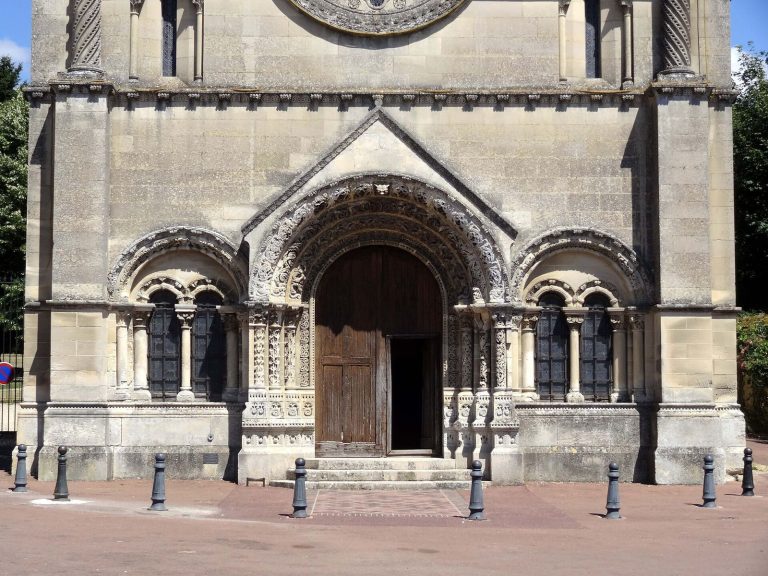 Church of Saint Mary Magdalene in Trie-Château: A Romanesque and Gothic Parish Church