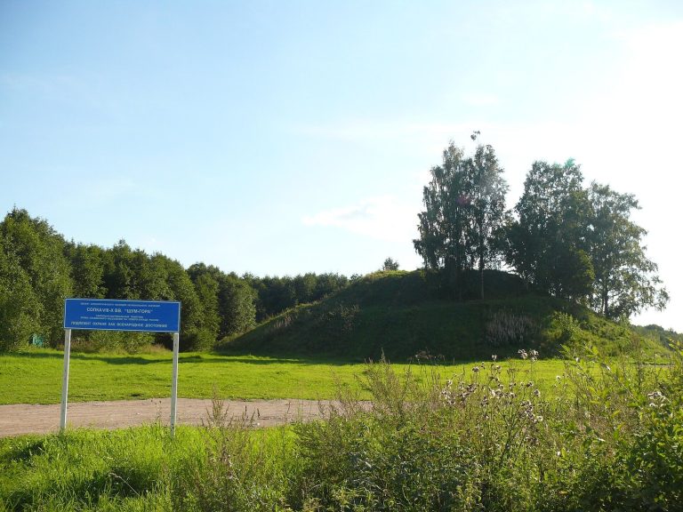 Shum-gora: An Early Medieval Mound in Novgorod Oblast