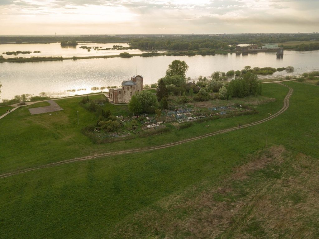 Rurikovo Gorodishche: An Early Medieval Fortified Settlement and Princely Residence 1 Rurikovo Gorodische