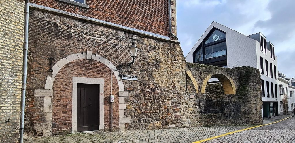 The First Medieval City Wall of Maastricht: A Thirteenth-Century Fortification 1 first medieval city wall of Maastricht
