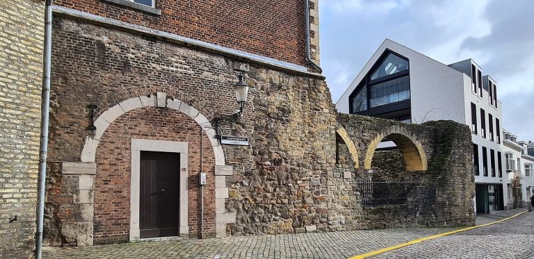 The First Medieval City Wall of Maastricht: A Thirteenth-Century Fortification