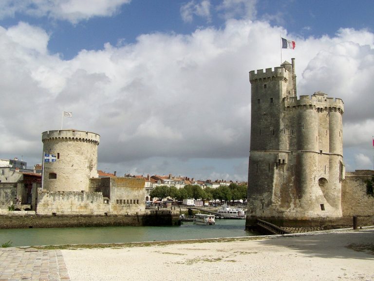 Tour de la Chaîne: A Medieval Harbor Defense Tower in La Rochelle