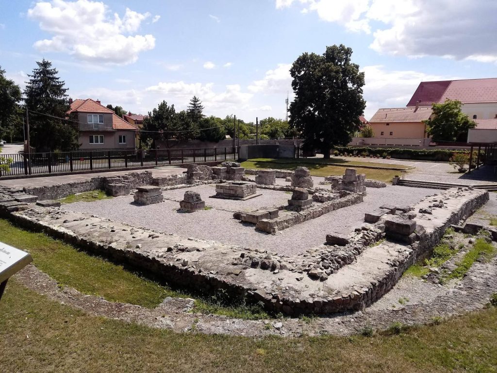 Castra Gerulata: A Roman Auxiliary Fort on the Danube Frontier 1 Castra Gerulata