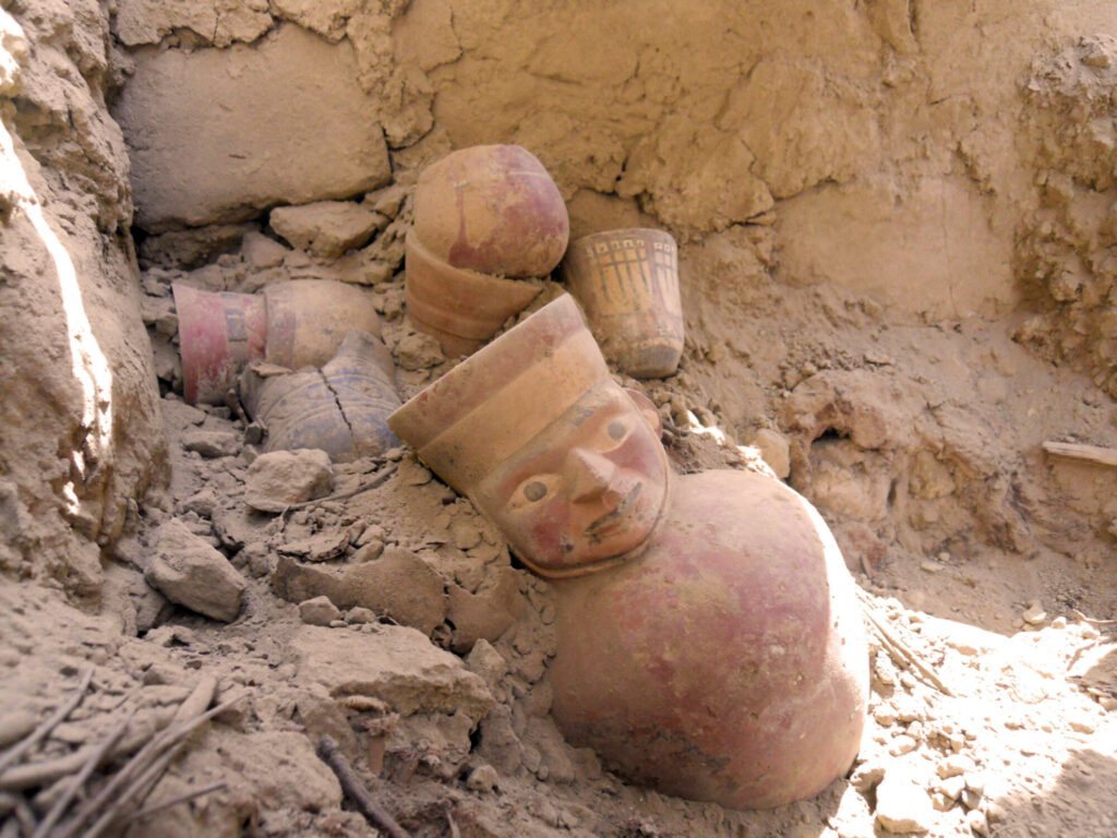 El Castillo de Huarmey: A Wari Monumental and Funerary Complex in Peru 2 El Castillo de Huarmey