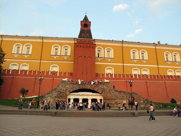 Srednyaya Arsenalnaya Tower: A Defensive Tower of the Moscow Kremlin