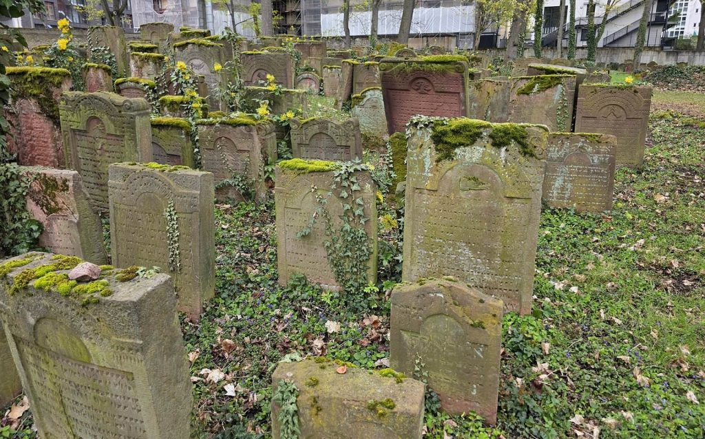 Jewish Cemetery Battonnstraße: A Medieval Burial Ground in Frankfurt 1 Jewish cemetery Battonnstraße