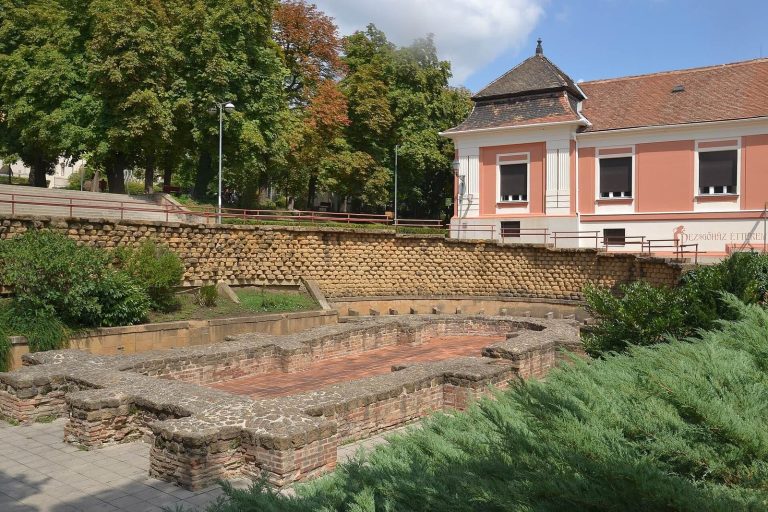 Early Christian Necropolis of Pécs: A Late Roman Burial Complex