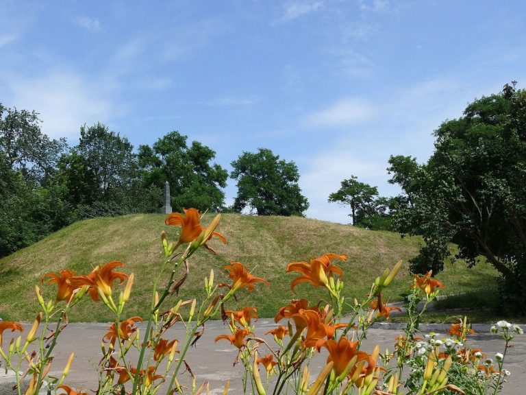 Black Grave: A Kievan Rus Burial Mound in Chernihiv