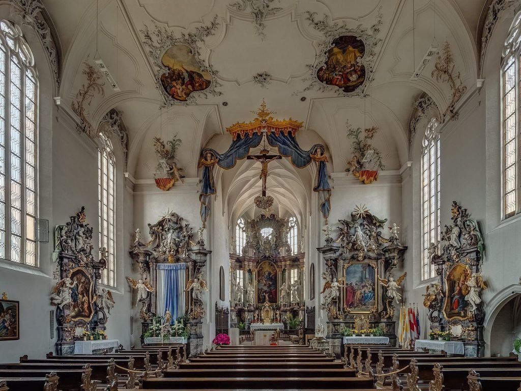 St Bartholomew and St George Parish Church in Volkach: A Medieval and Baroque Landmark 1 Pfarrkirche