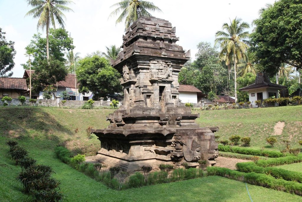 Candi Sawentar: A Majapahit-Era Temple Site in East Java 1 Candi Sawentar