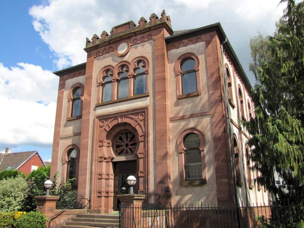 Former Synagogue of Reichshoffen: A Nineteenth-Century Jewish House of Worship 3 Ancienne synagogue de Reichshoffen