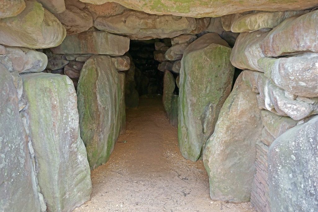 West Kennet Long Barrow: A Neolithic Chambered Tomb in Wiltshire 3 West Kennet Long Barrow