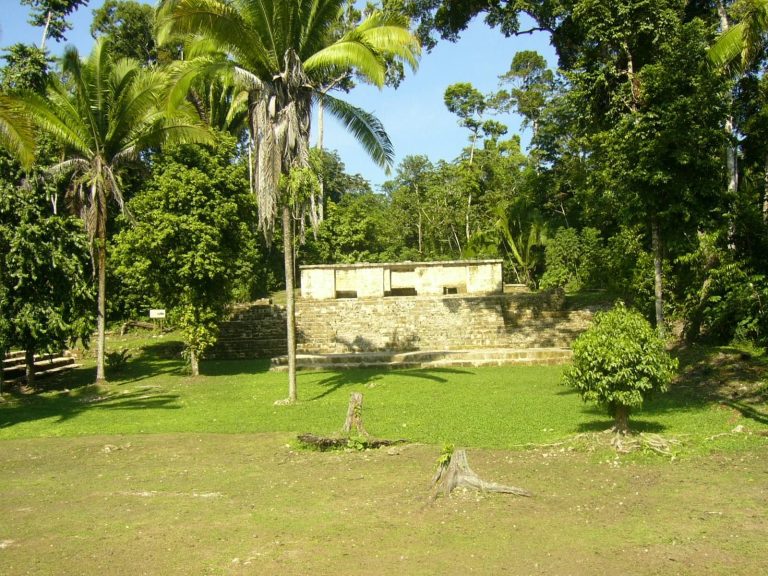 Aguateca: A Maya Dynastic Center in Guatemala