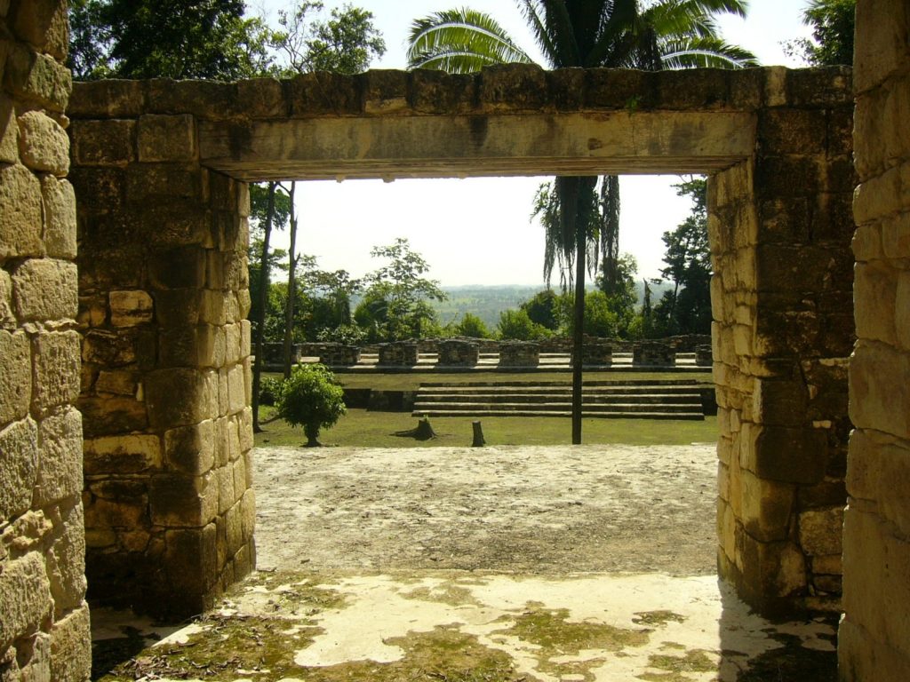 Aguateca: A Maya Dynastic Center in Guatemala 3 Aguateca