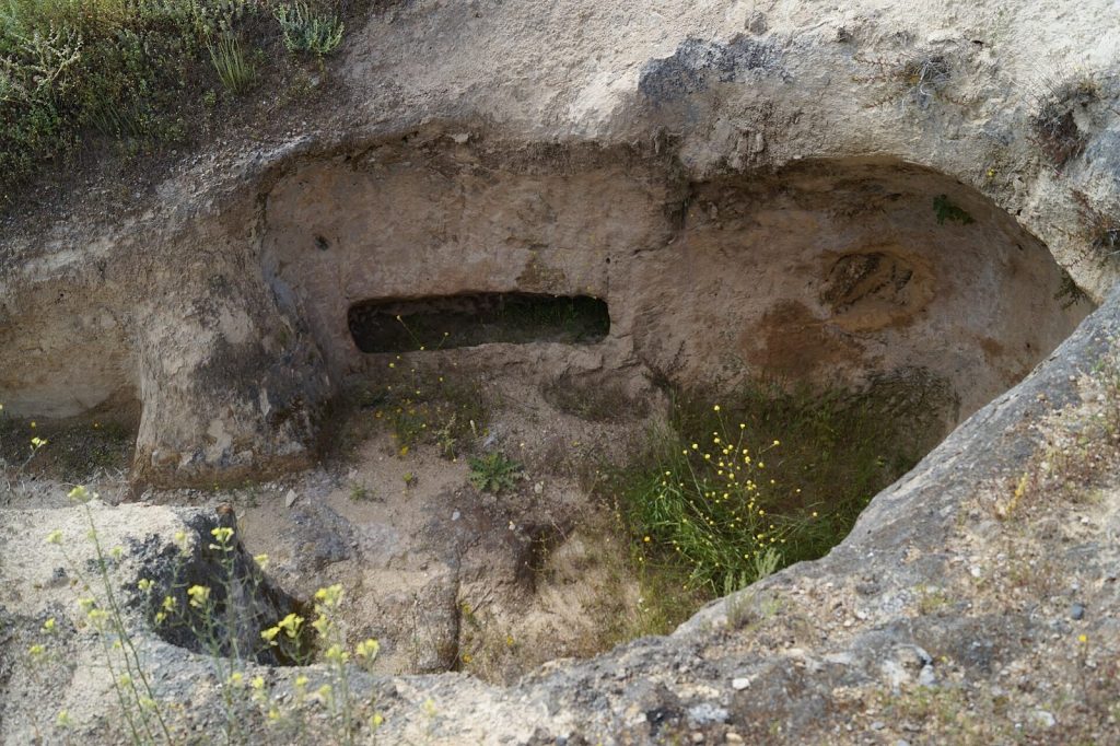 Mycenaean Cemetery of Aidonia: A Bronze Age Burial Ground in Greece 2 Mycenaean cemetery of Aidonia