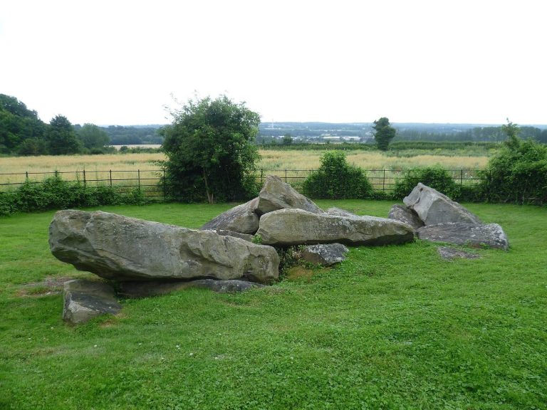 Countless Stones: A Neolithic Burial Monument in the Medway Valley