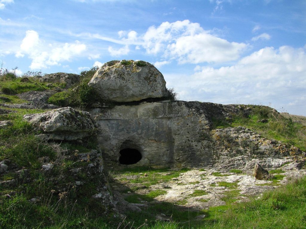 Sa Figu Archaeological Area: A Prehistoric Cemetery in Sardinia 2 Area archeologica di Sa Figu