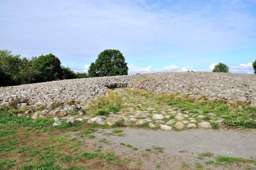 The King's Grave: A Nordic Bronze Age Burial Cairn in Sweden 3 The King's Grave