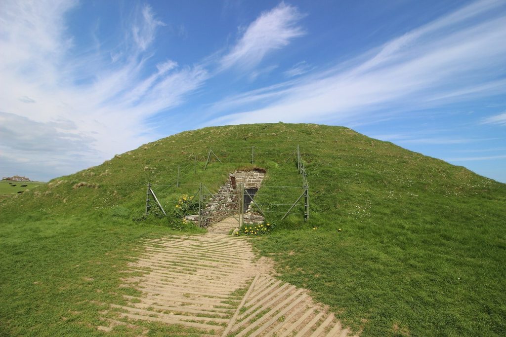 Maes Howe: A Neolithic Chambered Tomb on Orkney 1 Maes Howe