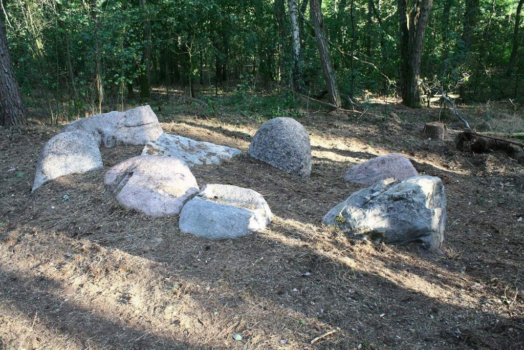 Megalithic Tombs near Lüdelsen: A Neolithic Burial Complex in Germany 2 Großsteingräber bei Lüdelsen