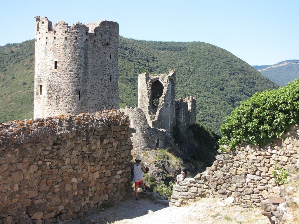 Châteaux de Lastours: A Medieval Castle Complex in France 2 Châteaux de Lastours