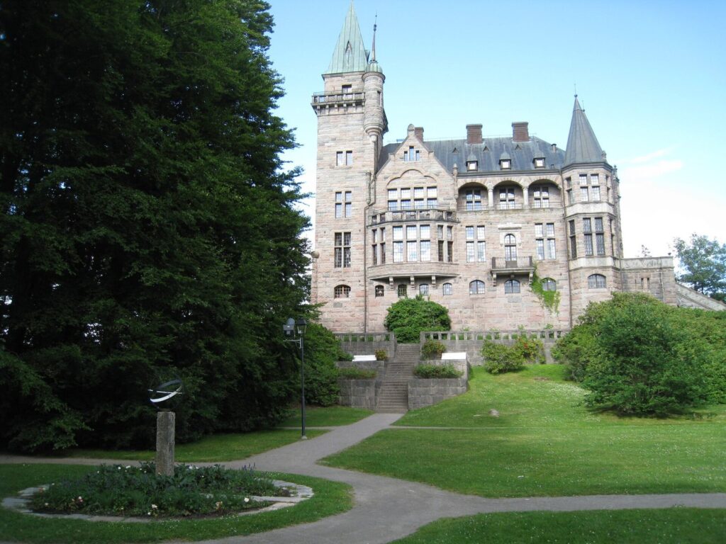 Teleborg Castle: A Neo-Gothic and National Romantic Residence in Växjö, Sweden 1 Teleborg Castle