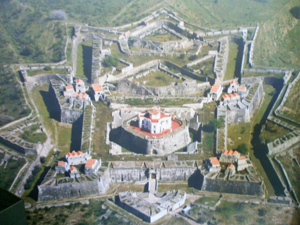 Elvas: A Portuguese Garrison Town and Its Fortifications 1 Garrison Border Town of Elvas and its Fortifications