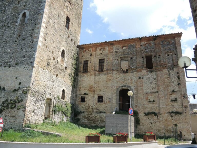 Palazzo De Felice: A Fortified Palace in Rosciano, Italy
