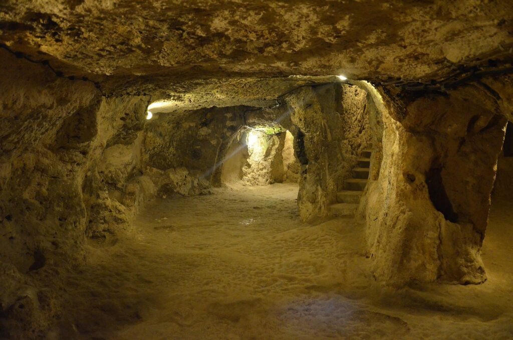 Derinkuyu Underground City: A Multilevel Refuge in Turkey 3 Derinkuyu underground city