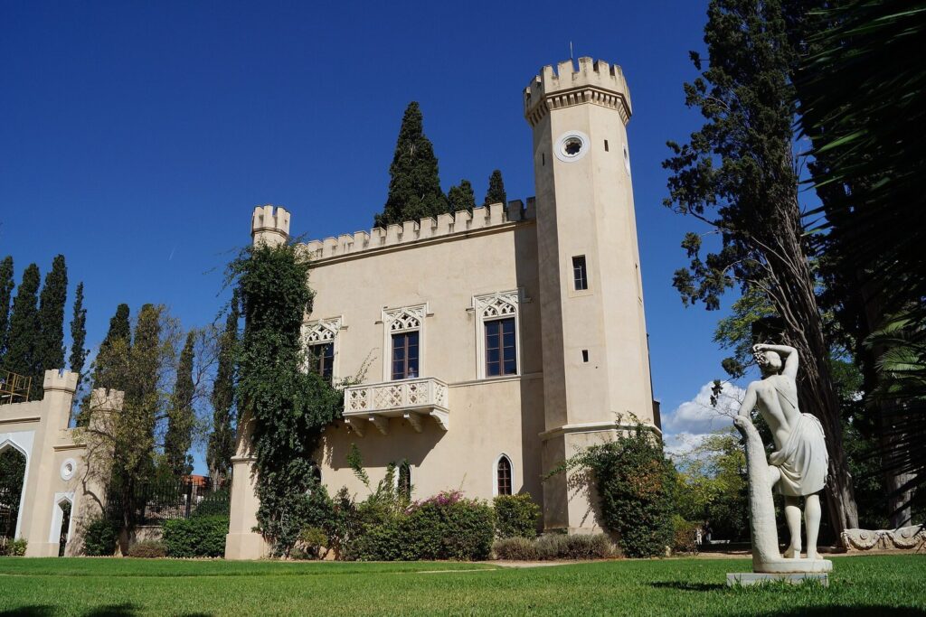 Queen's Tower: A Neo-Gothic Palace on a Former Royal Estate 1 Queen's Tower