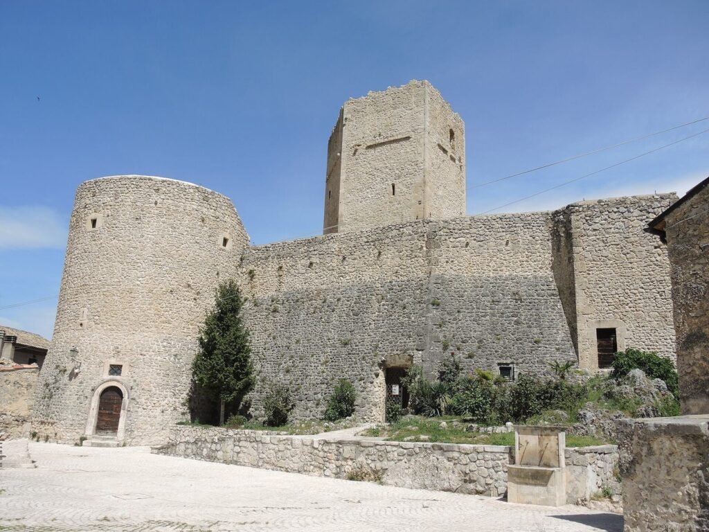 Castello Cantelmo: A Castle in a Regional Defensive Network 1 Castello Cantelmo