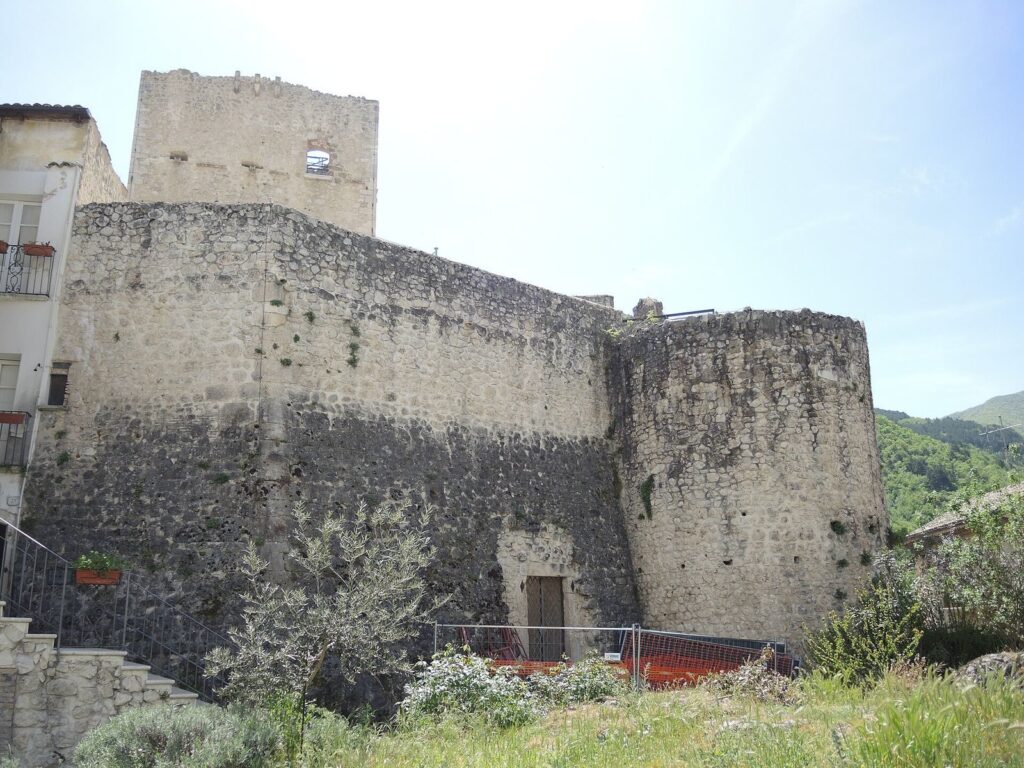 Castello Cantelmo: A Castle in a Regional Defensive Network 3 Castello Cantelmo