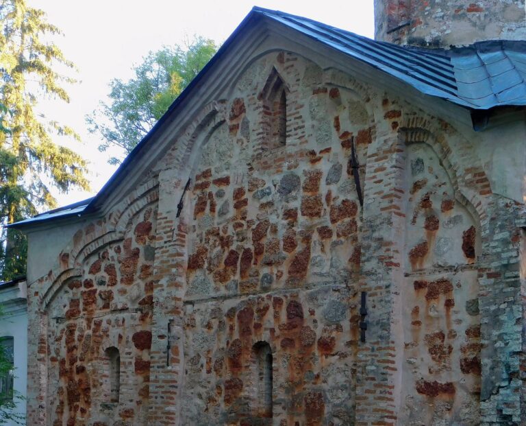 Church of the Nativity on the Red Field: A Medieval Monastery Church in Novgorod