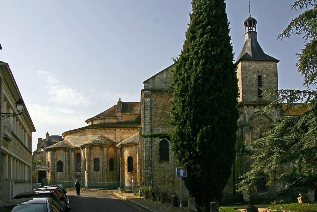 Church of Saint-Hilaire-le-Grand: A Romanesque Collegiate Church 1 Church Saint-Hilaire le Grand