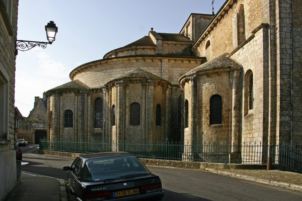 Church of Saint-Hilaire-le-Grand: A Romanesque Collegiate Church 3 Church Saint-Hilaire le Grand