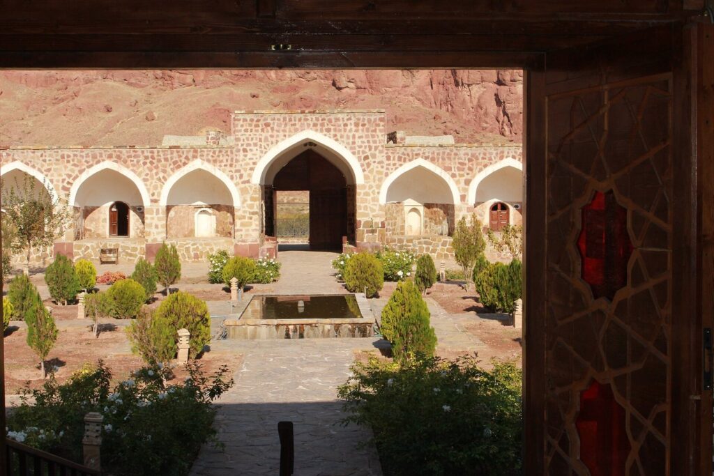 Khajeh Nazar Caravanserai: A Safavid-Era Roadside Lodging in Iran 1 Khajeh Nazar Caravanserai