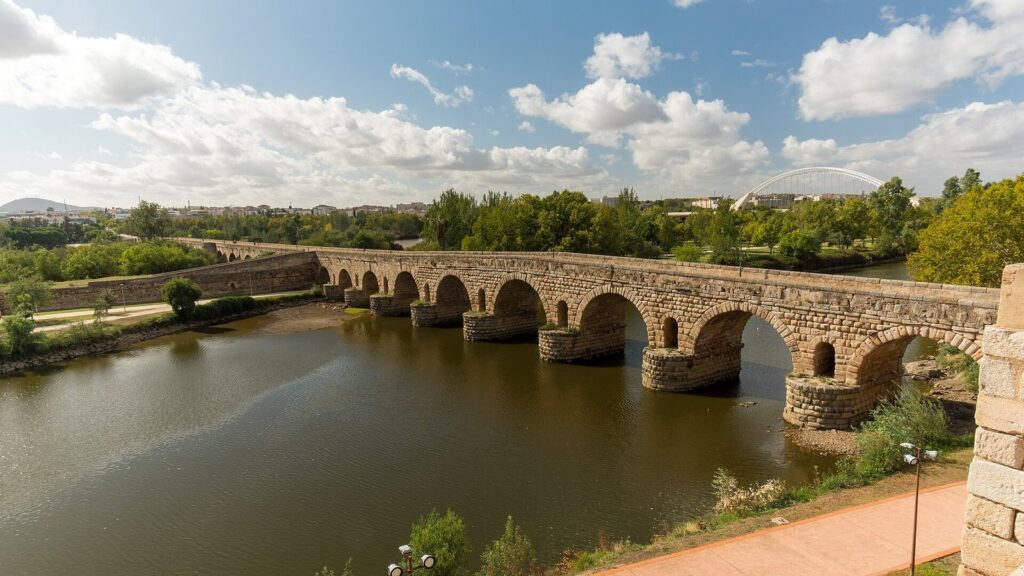 Roman Bridge of Mérida: An Ancient Crossing of the Guadiana 1 Roman Bridge of Mérida