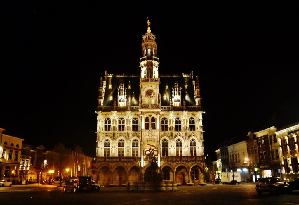 Oudenaarde Town Hall: A Sixteenth-Century Civic and Commercial Building 2 Oudenaarde Town Hall