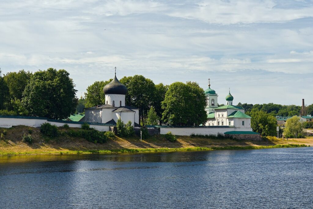 Mirozhsky Monastery: A Russian Orthodox Monastic Complex in Pskov 1 Mirozhsky Monastery