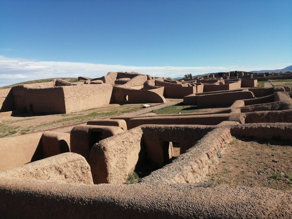 Casas Grandes (Paquimé): A Mogollon Settlement in Chihuahua, Mexico 3 Casas Grandes