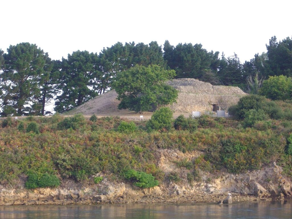Gavrinis Cairn: A Neolithic Passage Dolmen in France 2 cairn de Gavrinis