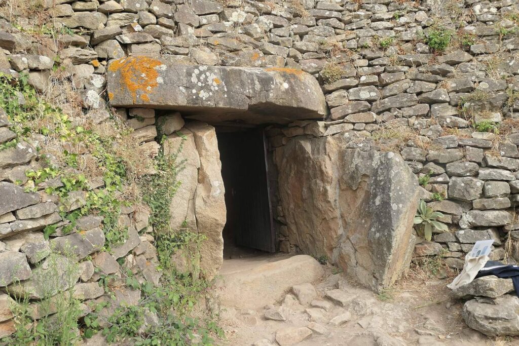 Gavrinis Cairn: A Neolithic Passage Dolmen in France 3 cairn de Gavrinis