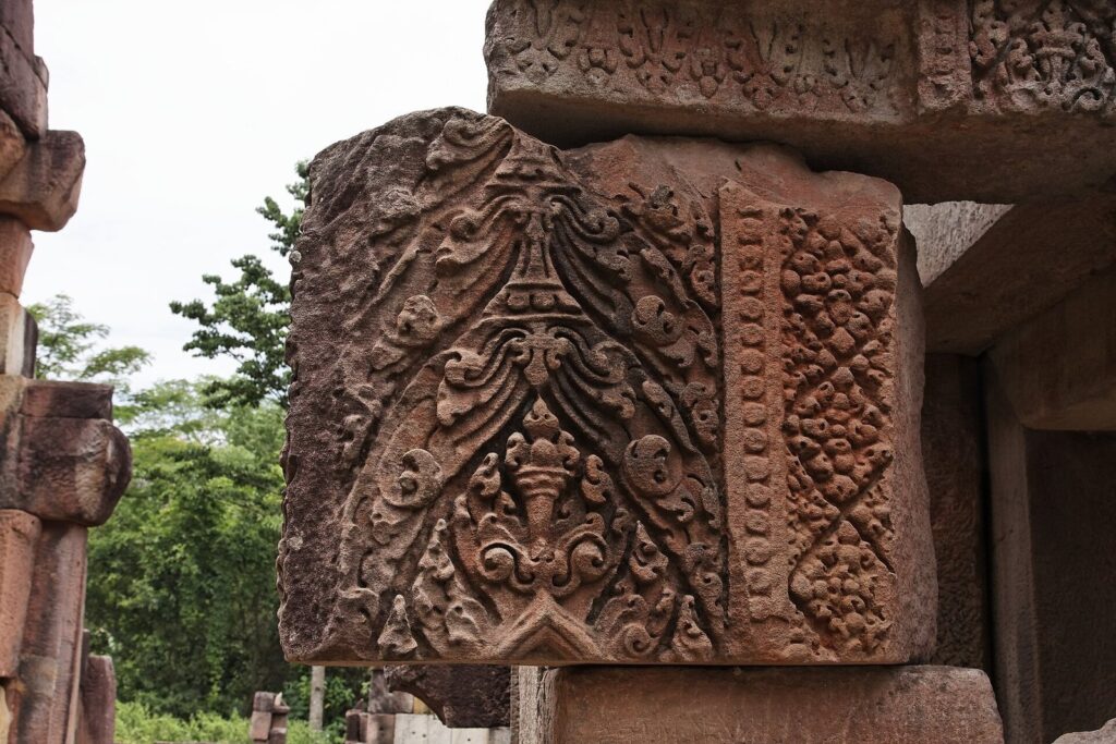 Prasat Ta Muen Thom: An 11th-Century Khmer Hindu Temple at the Thai-Cambodian Border 2 Prasat Ta Muen Thom