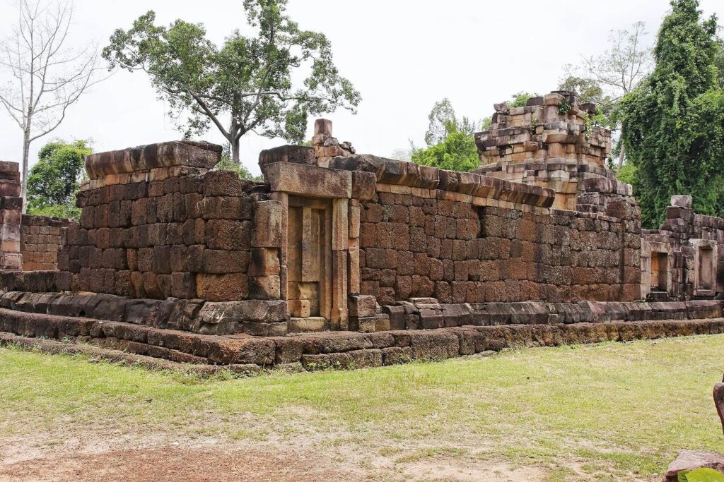 Prasat Ta Muen Thom: An 11th-Century Khmer Hindu Temple at the Thai-Cambodian Border 3 Prasat Ta Muen Thom