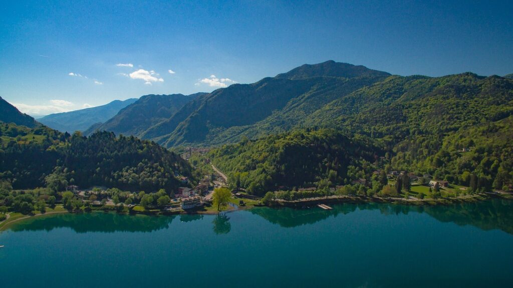 Ledro Pile-Dwelling Settlement: A Bronze Age Lakeside Community in Italy 1 stilt house of Ledro